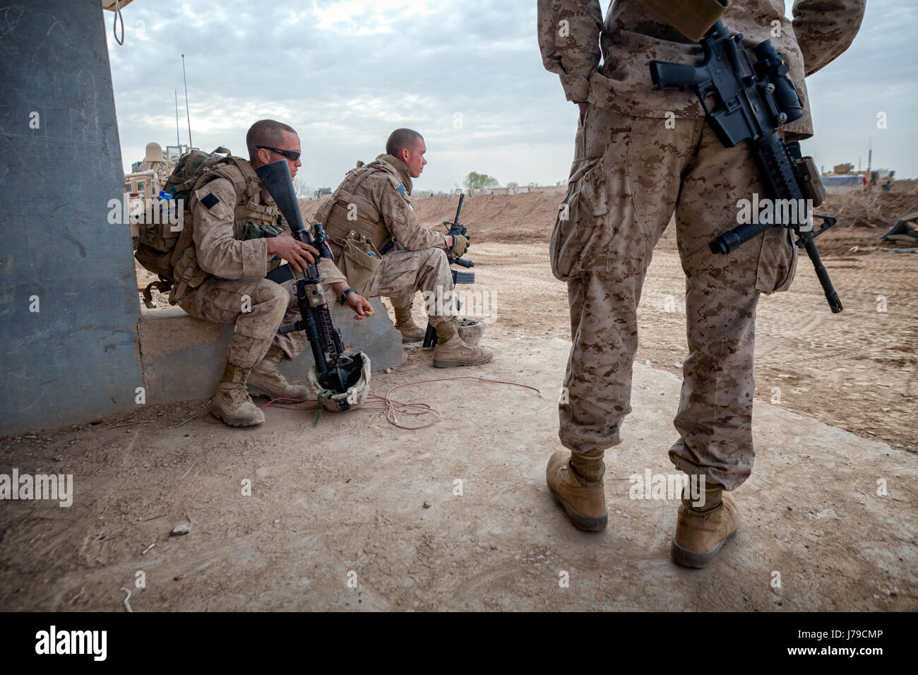 Marines americani rilassarsi dopo pesanti combattimenti durante l'Op Moshtarak in Marjah, provincia di Helmand in Afghanistan. Foto Stock