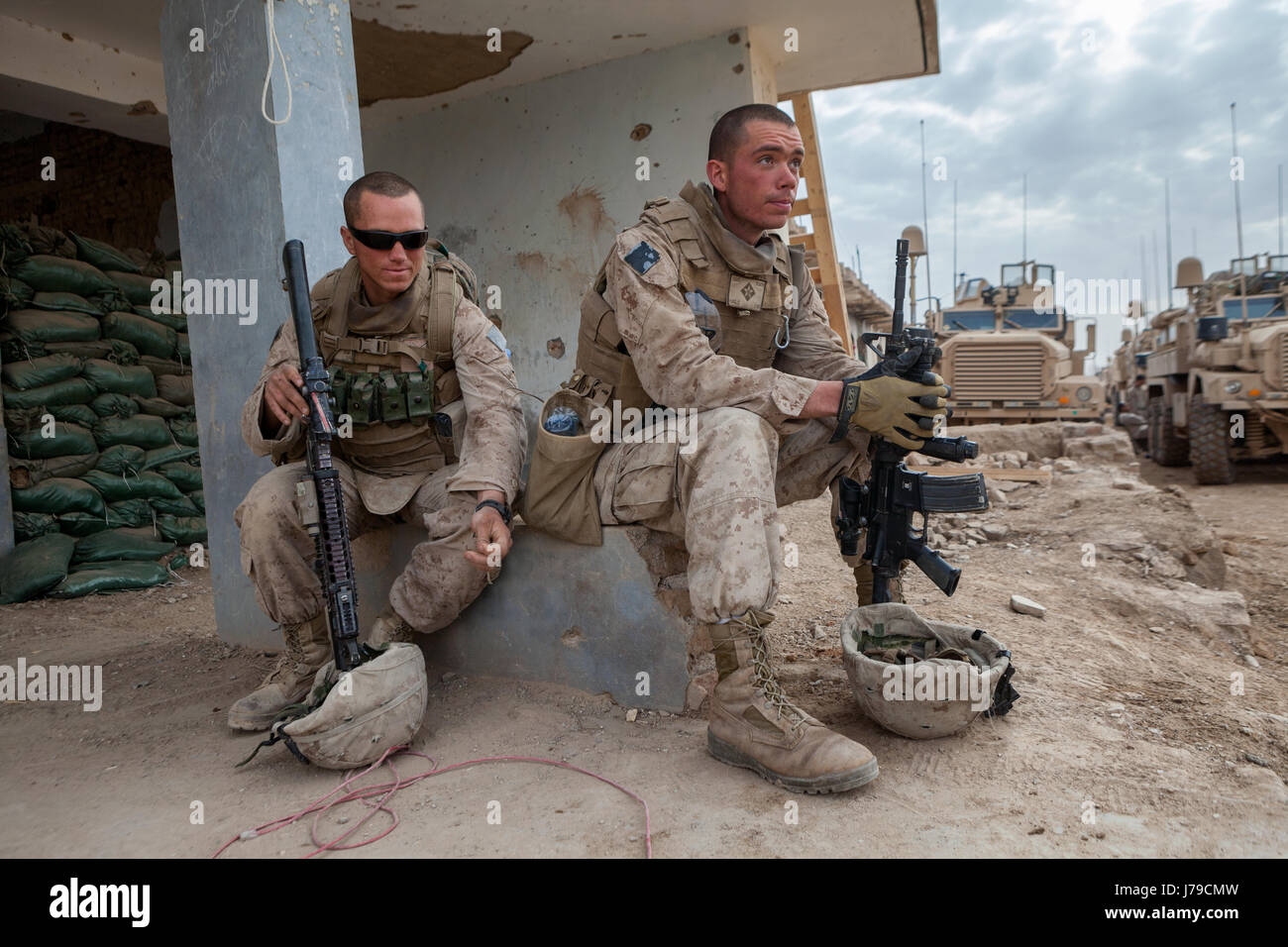 Marines americani rilassarsi dopo pesanti combattimenti durante l'op moshtarak in marjah, provincia di Helmand in Afghanistan. Foto Stock