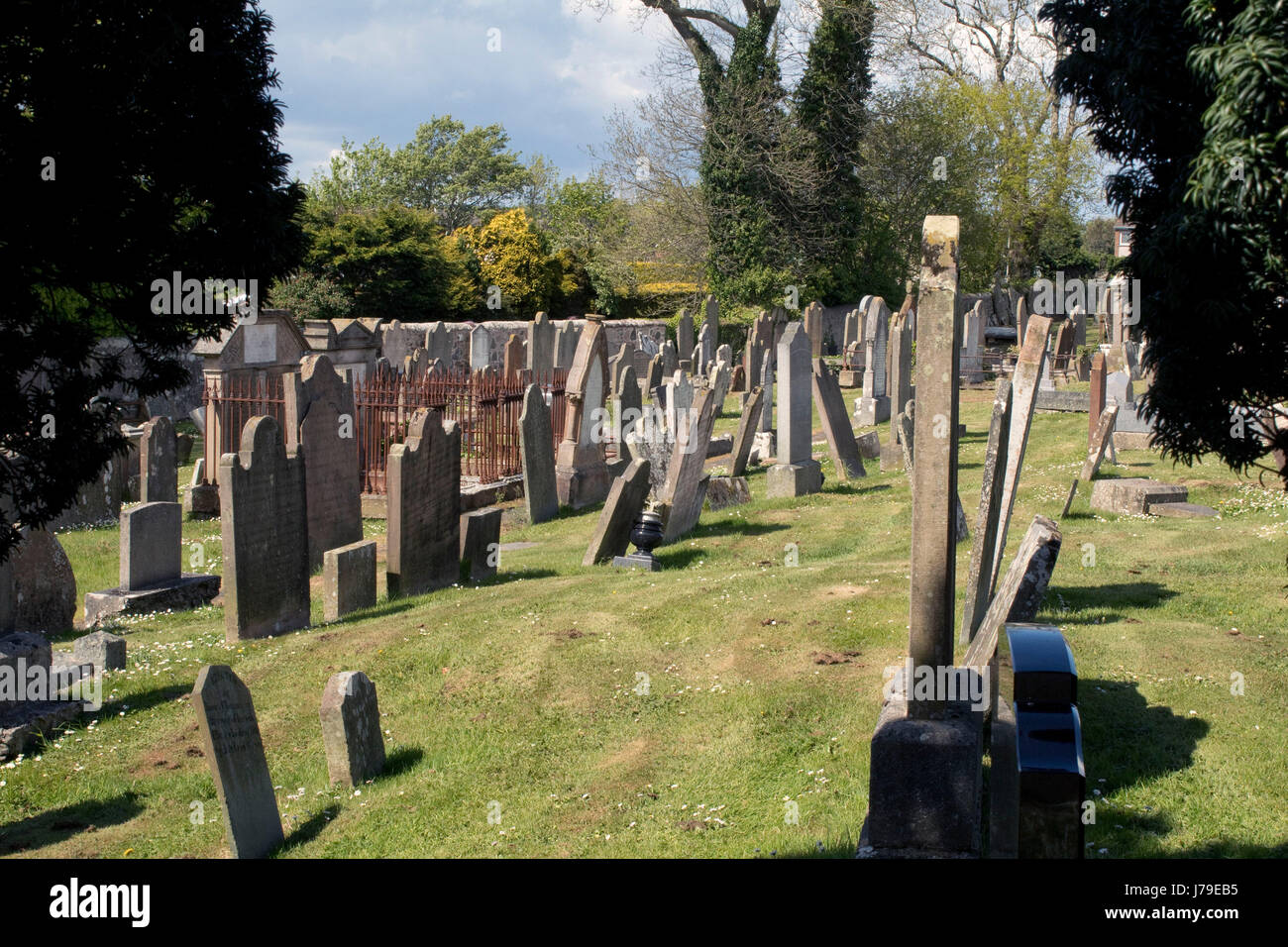 Lapidi in un vecchio cemeteryin Newtownards Co Down Irlanda del Nord Foto Stock