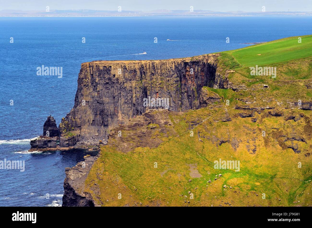 Una sezione di frastagliate scogliere di Moher, al confine con l'Oceano Atlantico, vicino Liscannor, County Clare, Irlanda, guardando a nord verso le isole Aran. Foto Stock