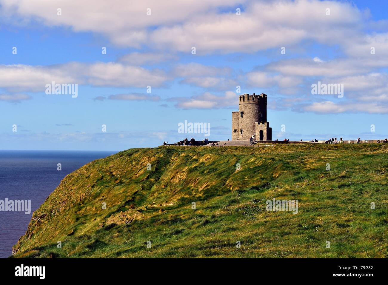 O'Brien's Tower sopra le famose Scogliere di Moher, vicino Liscannor, County Clare, Irlanda, sopraffatte da nubi e terreno circostante. Foto Stock