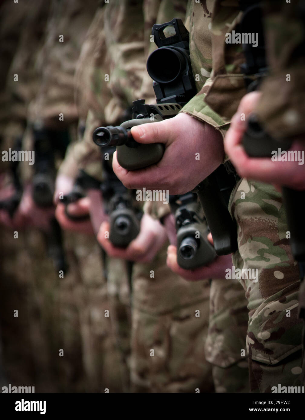Soldati pistole di contenimento Foto Stock