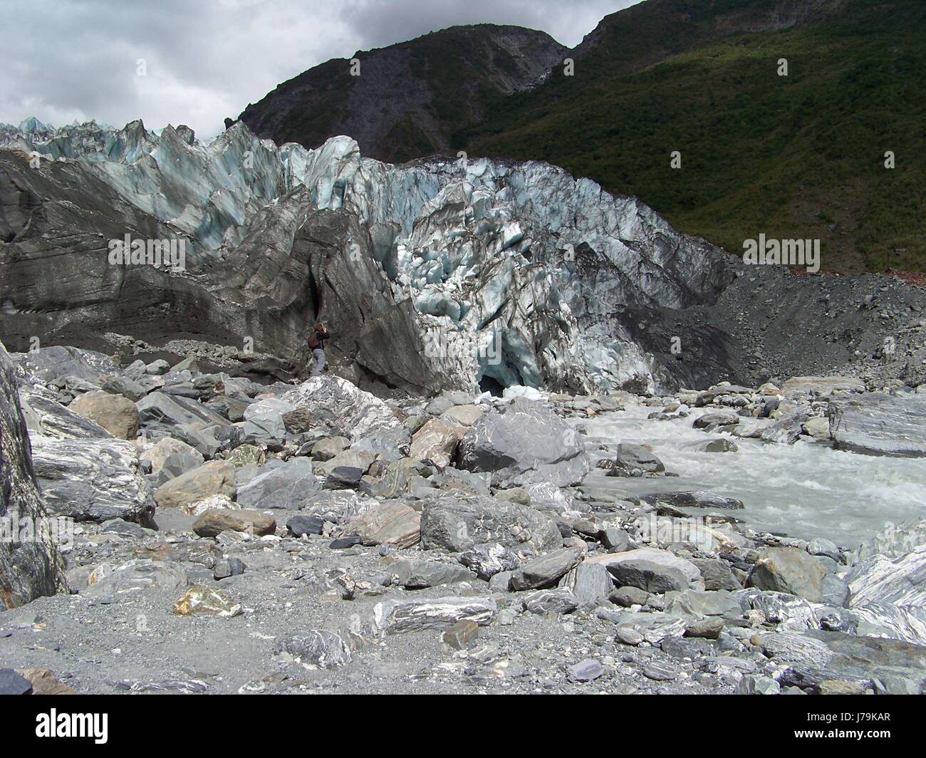 Pericolo di ghiaccio rock nuova zelanda corrente sul ghiacciaio del fiume blu viaggi di pericolo Foto Stock