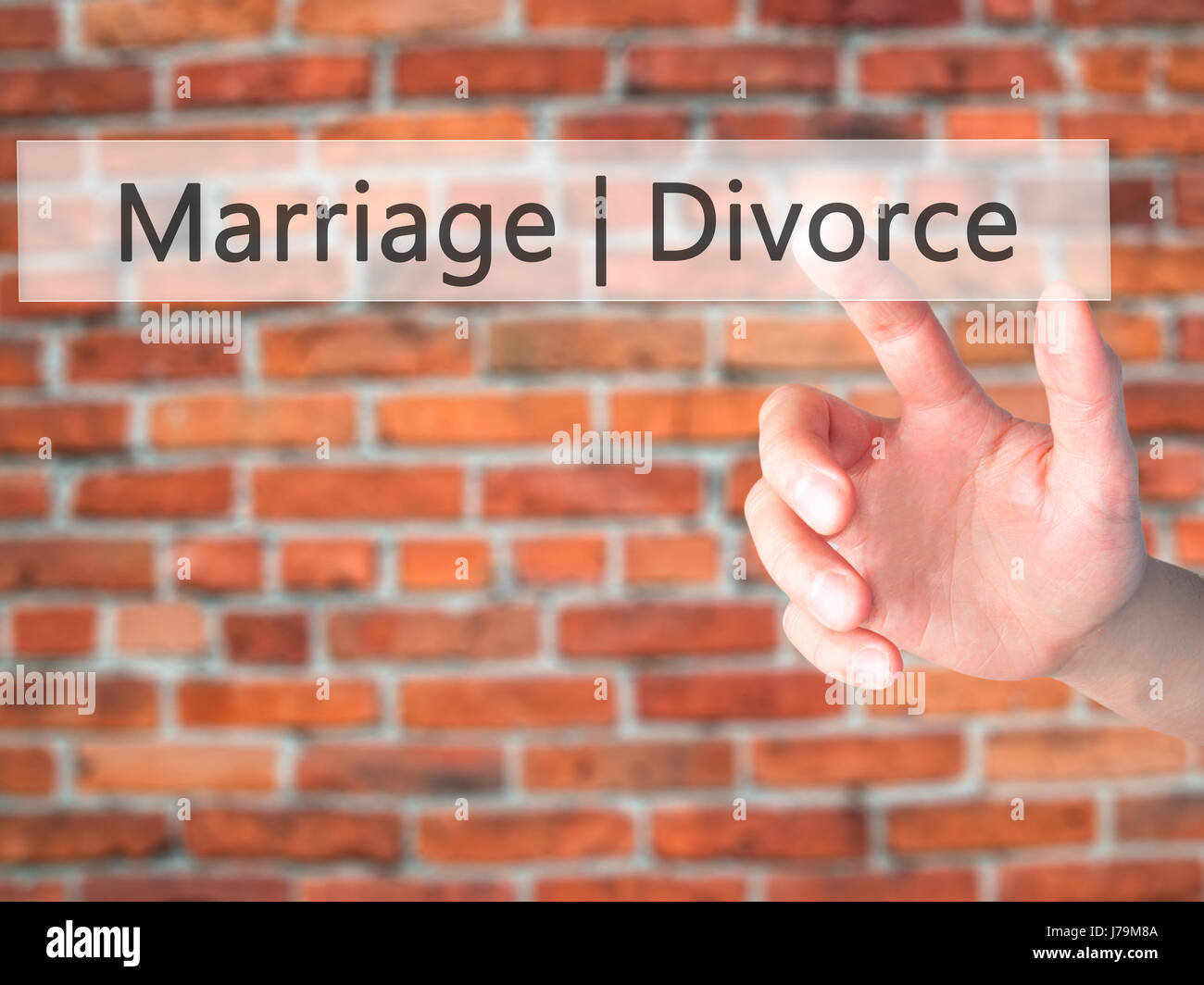 Il matrimonio il divorzio - Mano premendo un pulsante sul fondo sfocato concetto . Business, tecnologia internet concetto. Stock Photo Foto Stock