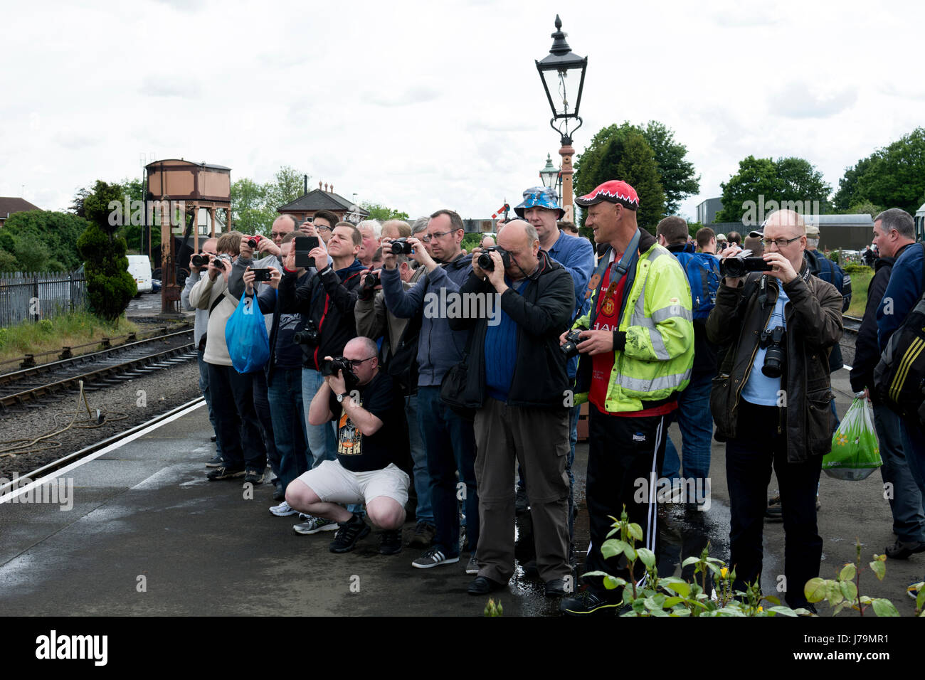 Gli appassionati di rampa di scattare fotografie a molla Festival Diesel a Severn Valley Railway, stazione a Kidderminster, Regno Unito Foto Stock