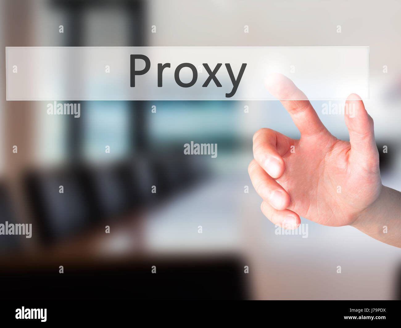Proxy - Mano, premendo un tasto su sfondo sfocato concetto . Business, tecnologia internet concetto. Stock Photo Foto Stock
