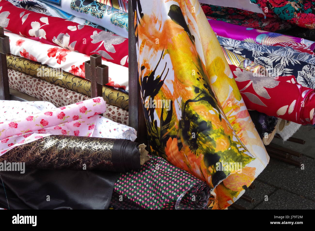 Rotoli di velo colorato e sari materiale per la vendita su un tessuto stallo a Chalton Street Market in London REGNO UNITO Foto Stock