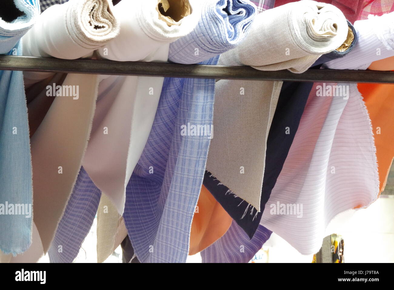 Rotoli di velo colorato e sari materiale per la vendita su un tessuto stallo a Chalton Street Market in London REGNO UNITO Foto Stock