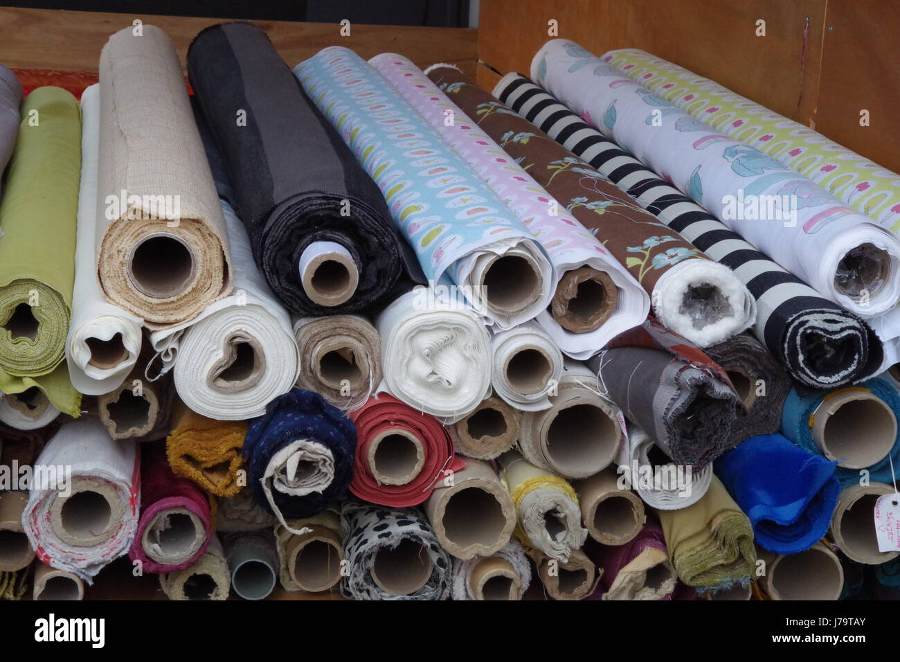 Rotoli di velo colorato e sari materiale per la vendita su un tessuto stallo a Chalton Street Market in London REGNO UNITO Foto Stock