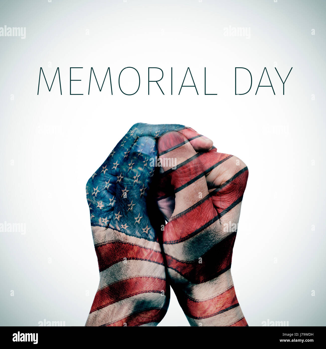 Le mani di un giovane uomo caucasico messo insieme modellato con la bandiera degli Stati Uniti e il testo memorial day su un fondo bianco, wit Foto Stock