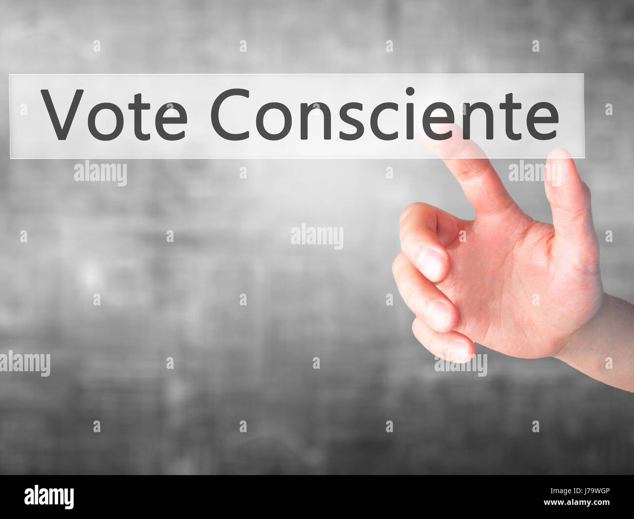 Voto Consciente - Mano premendo un pulsante sul fondo sfocato concetto . Business, tecnologia internet concetto. Stock Photo Foto Stock