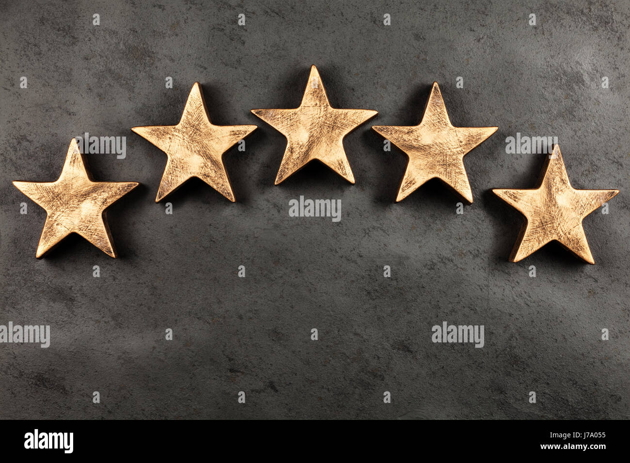 Cinque stelle su sfondo scuro Foto Stock