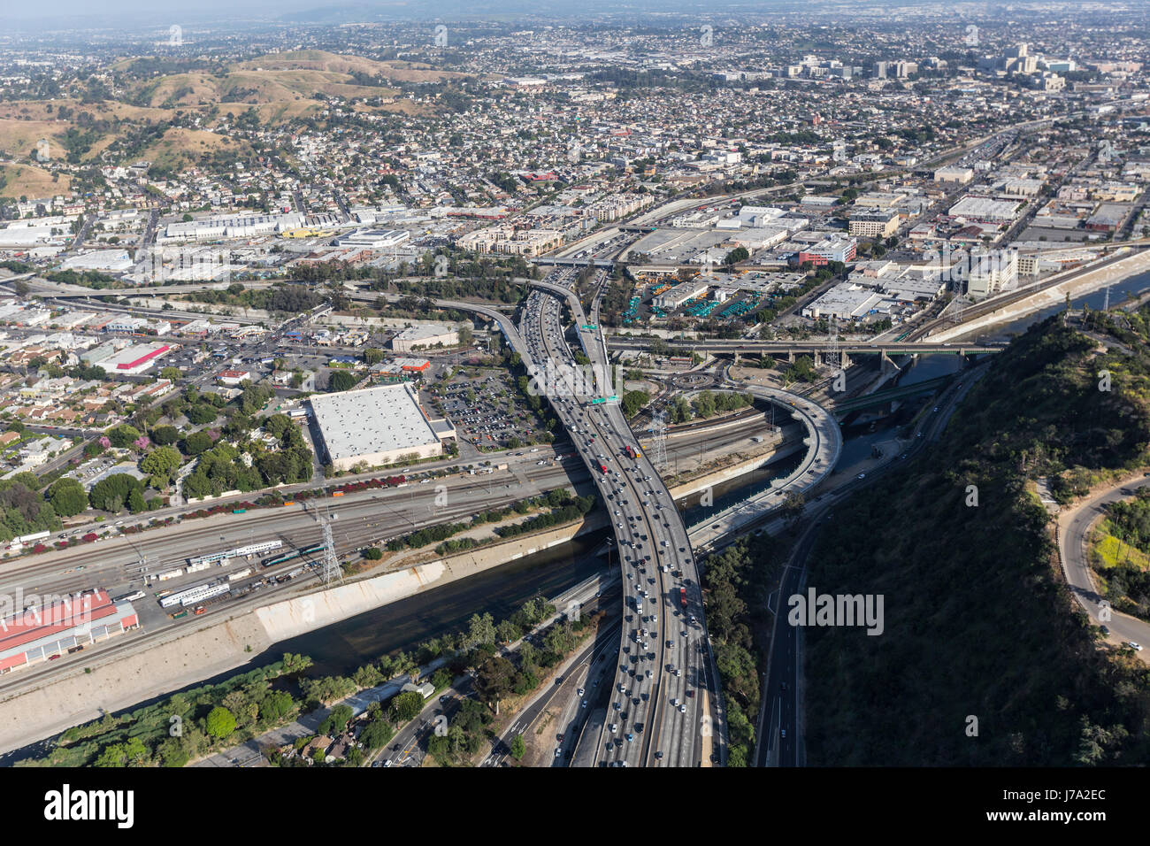 Vista aerea del Golden State 5 freeway e il fiume di Los Angeles in California del Sud. Foto Stock
