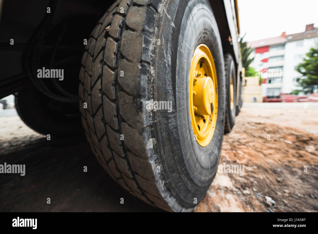 Ruote di grande diametro di un camion su un sito in costruzione Foto Stock