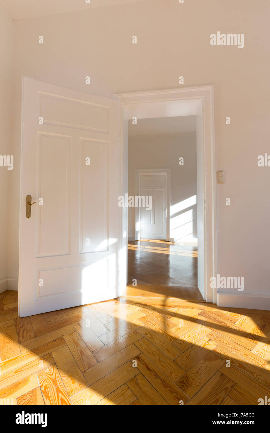 Spazioso appartamento vuoto con parquet a spina di pesce Foto Stock