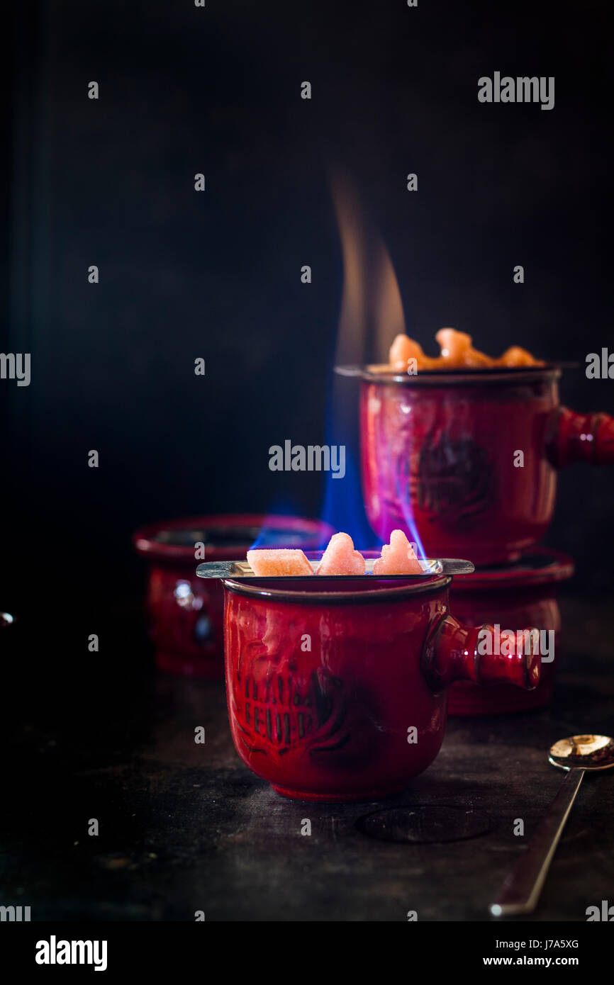 Preparazione Feuerzangenbowle Foto Stock