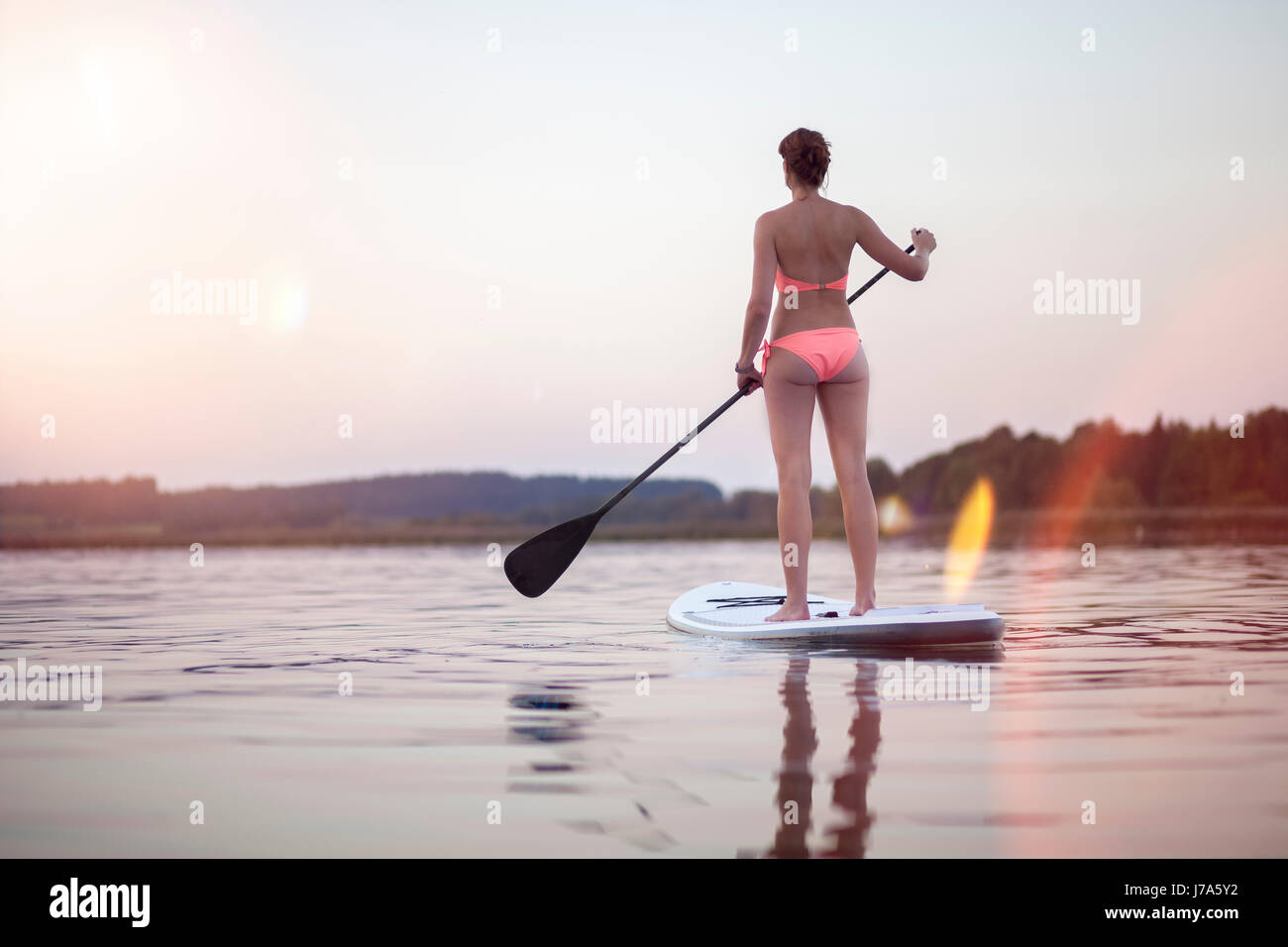 In Germania, in Baviera, Chiemsee, donna sulla scheda del pannello SUP Foto Stock