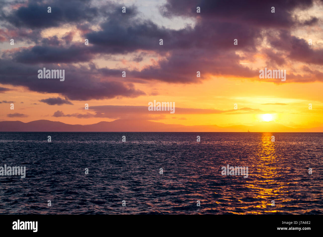 Australia, Queensland, Whitsunday Island, il tramonto sopra l'oceano Foto Stock