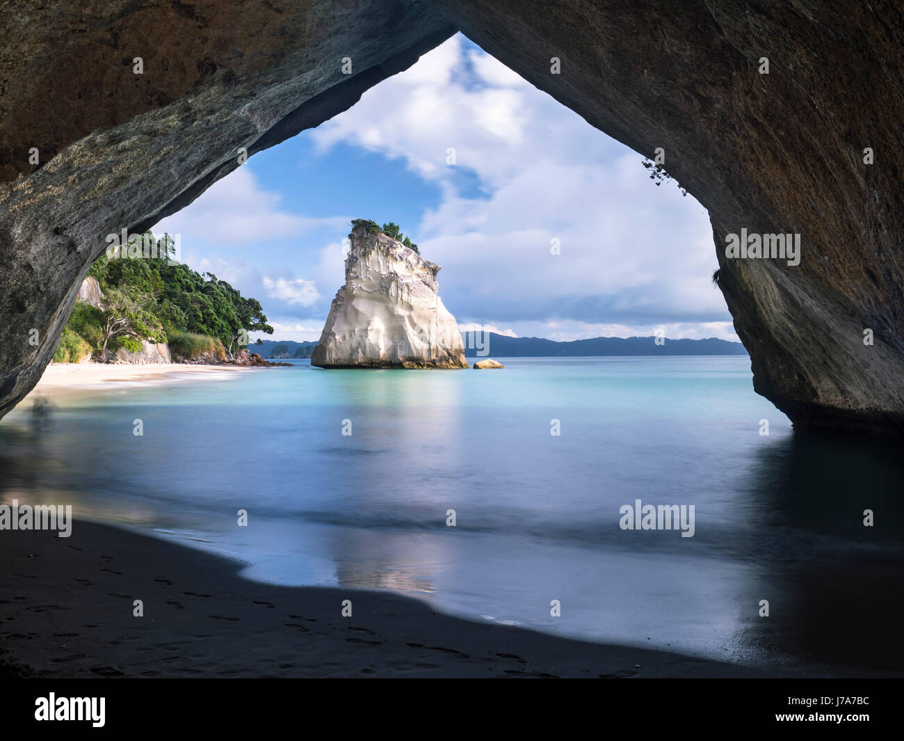 Nuova Zelanda, Penisola di Coromandel, Cove della cattedrale, rock in mare Foto Stock