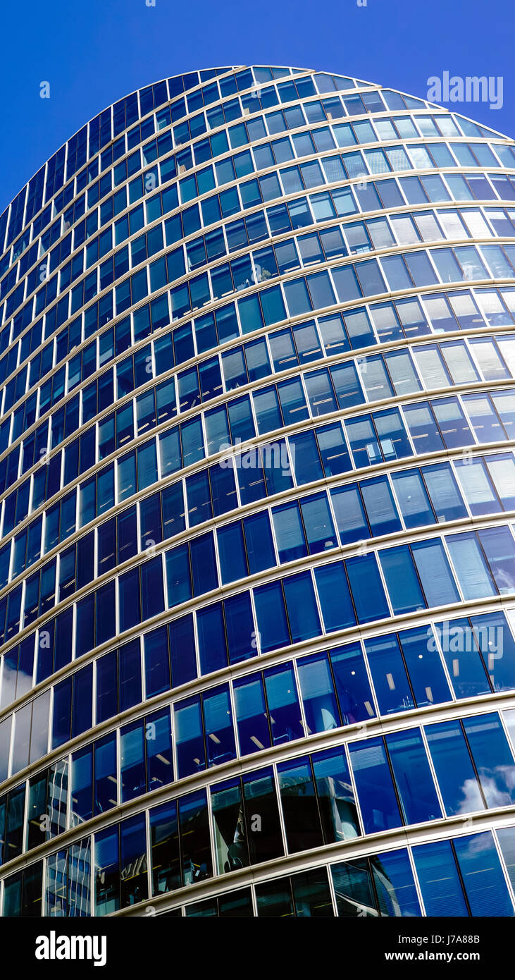 Regno Unito, Inghilterra, Londra, facciata del moderno edificio per uffici Foto Stock