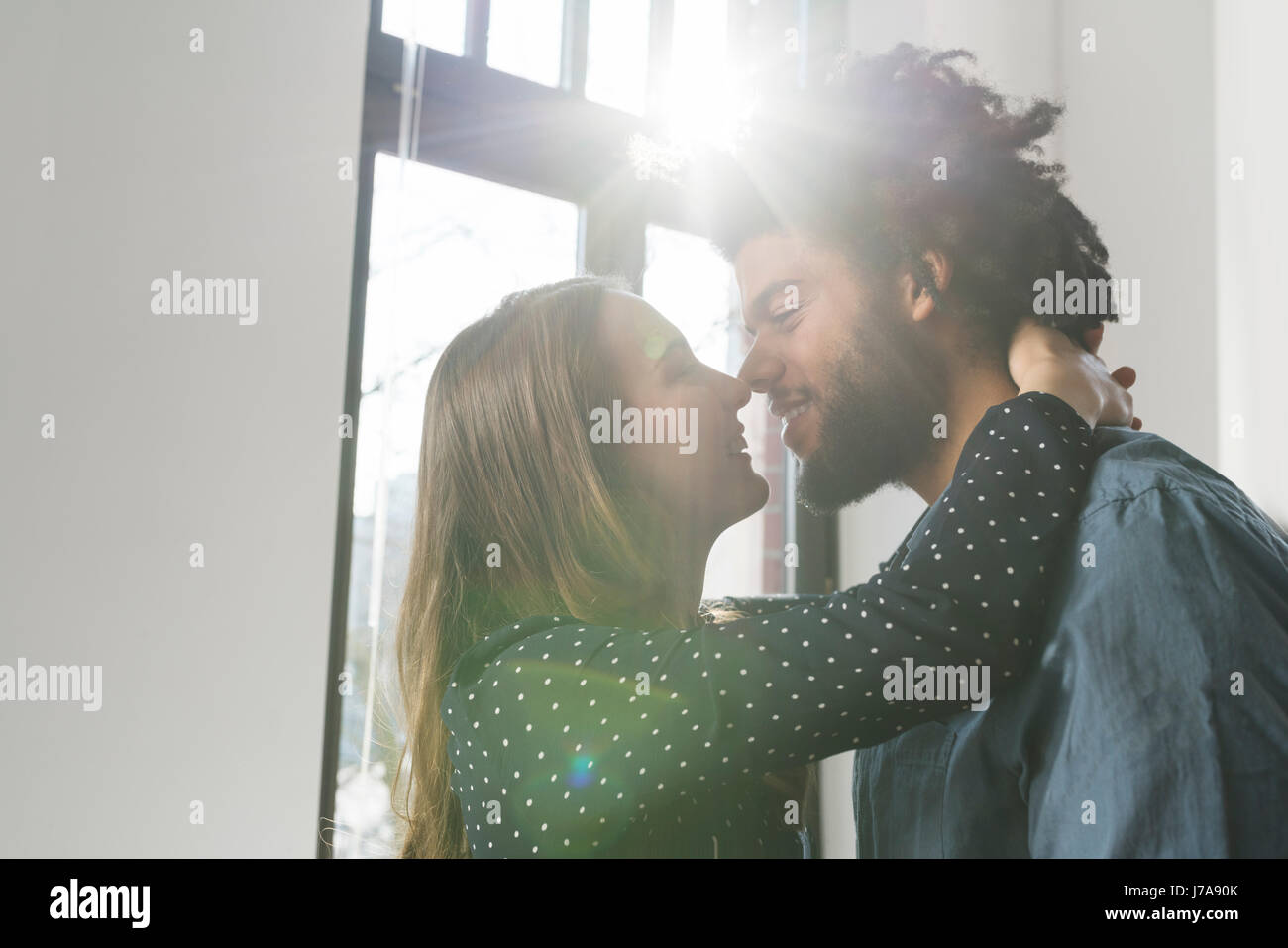 Giovane abbracciando e baciando ogni altro Foto Stock