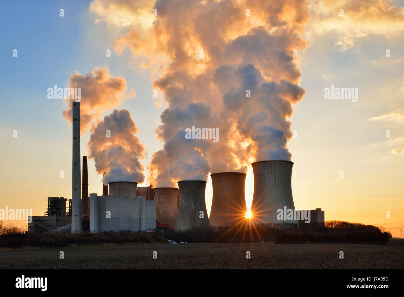 Coal Fired power station Neurath I, con sunstar, retroilluminazione vicino al tramonto. Neurath, Bergheim distretto, Renania settentrionale-Vestfalia, in Germania, in Europa. Foto Stock