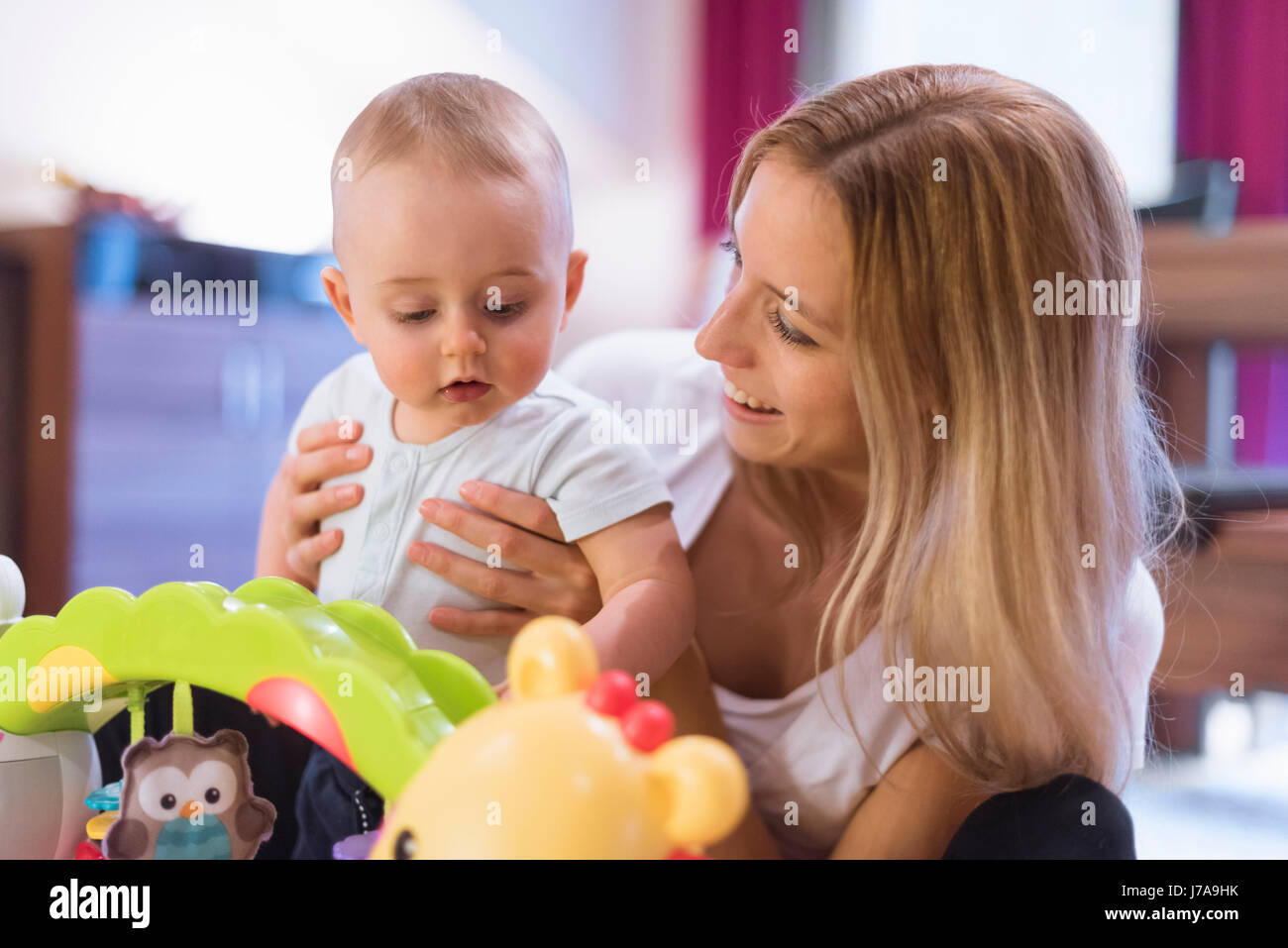 Il bambino e la madre figlio giocare con giocattoli Foto Stock