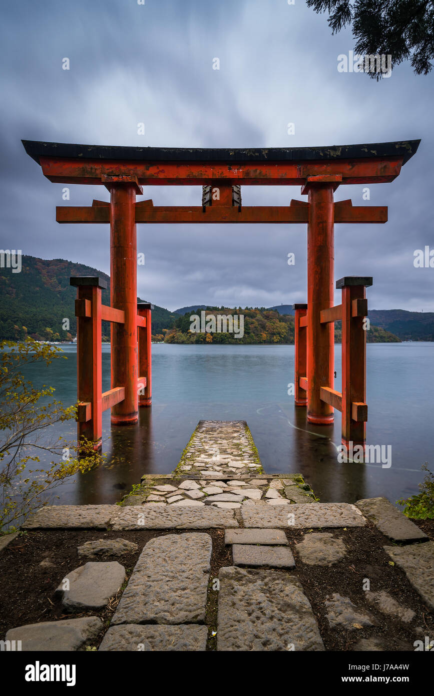 Un sorprendente di Red Gate frame con una vista mozzafiato del lago e delle colline al di là. A pochi timidi raggi di luce strappo attraverso il melodramma nuvole grigio. Foto Stock