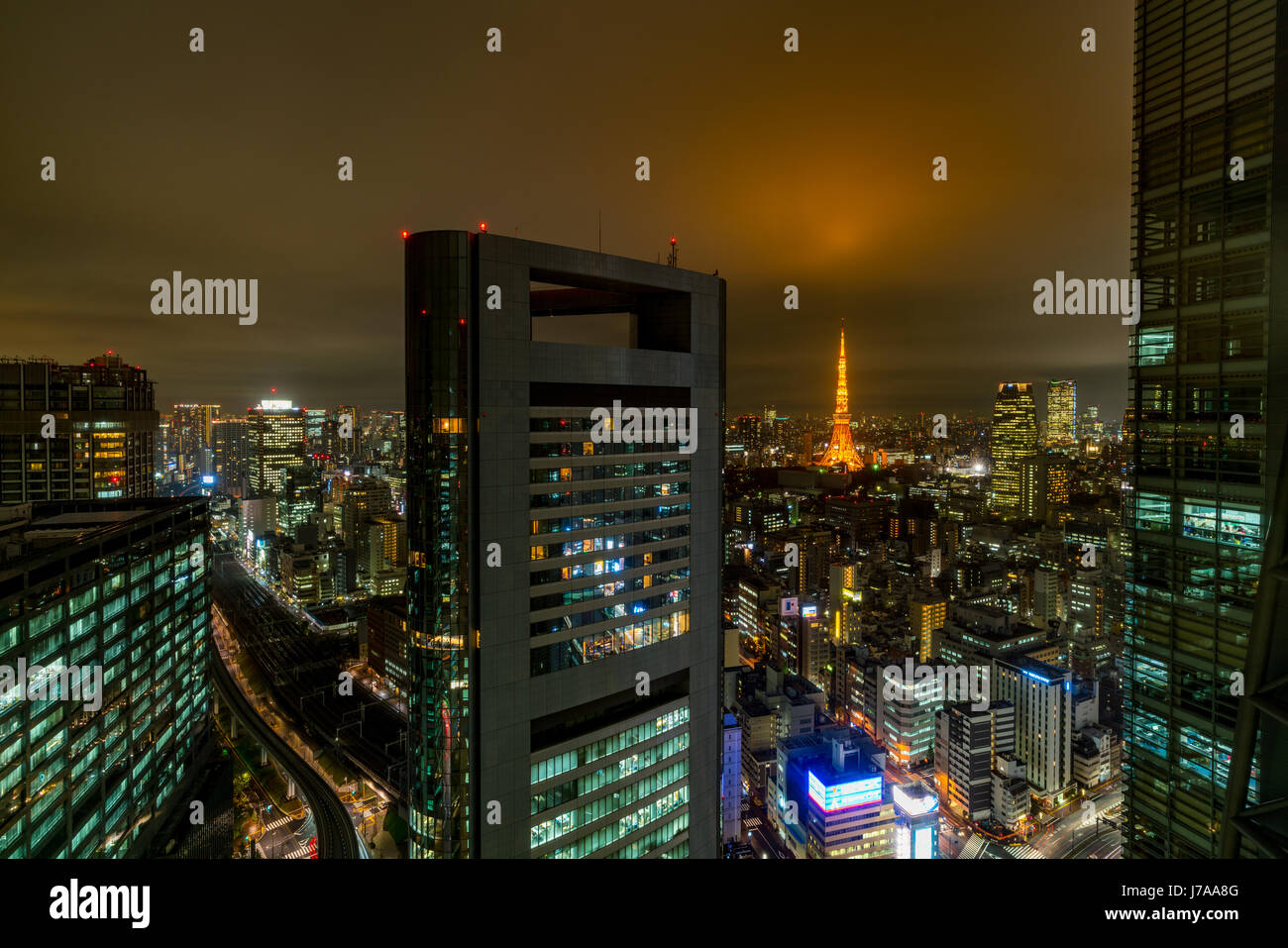 Tramonto a Tokyo con tutte le luminose luci della citta'. L'allineamento della Tokyo Tower e il sole di setting crea armonia tra città e natura. Foto Stock