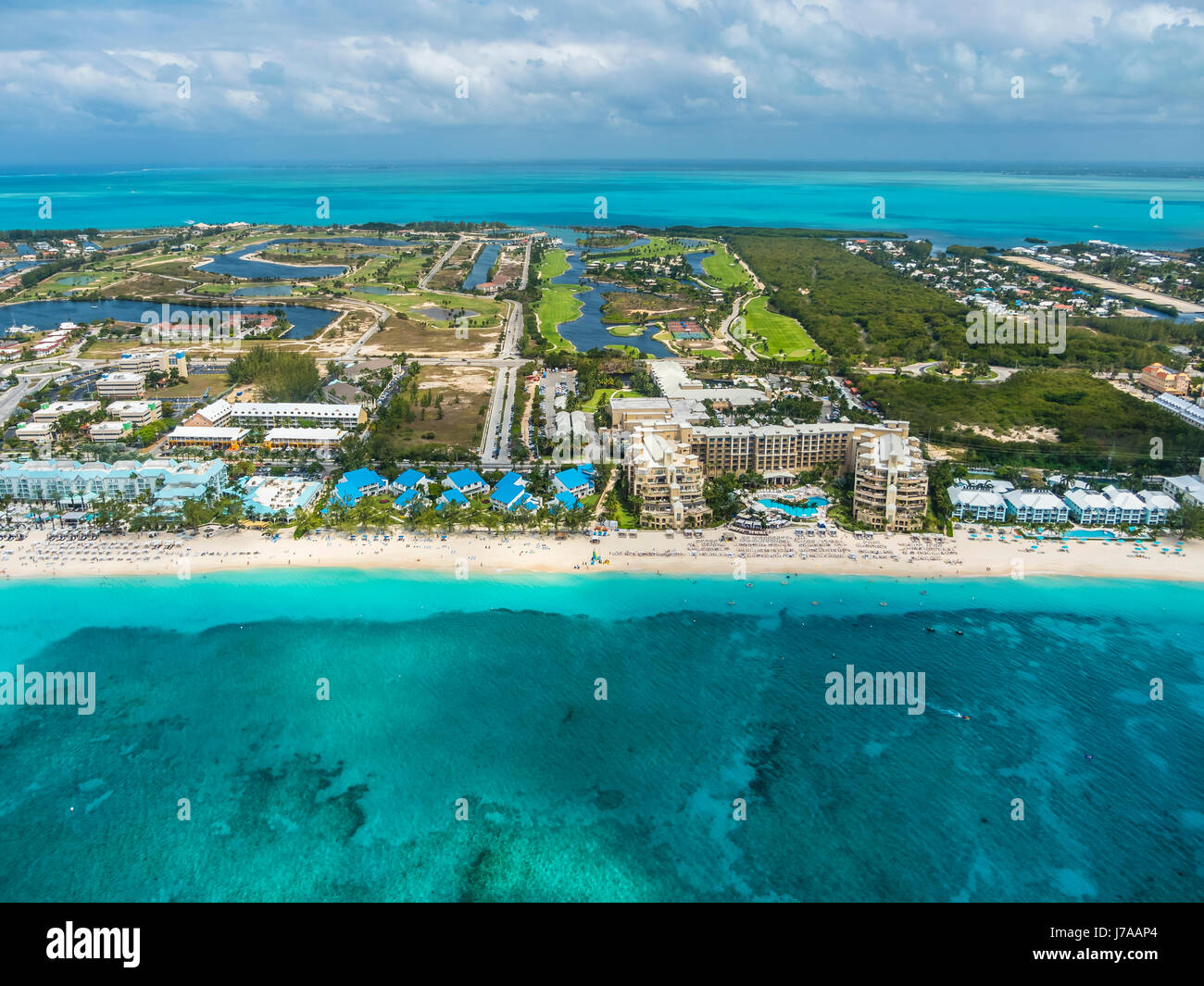 Caraibi, Isole Cayman, George Town, resort di lusso e Seven Mile Beach Foto Stock