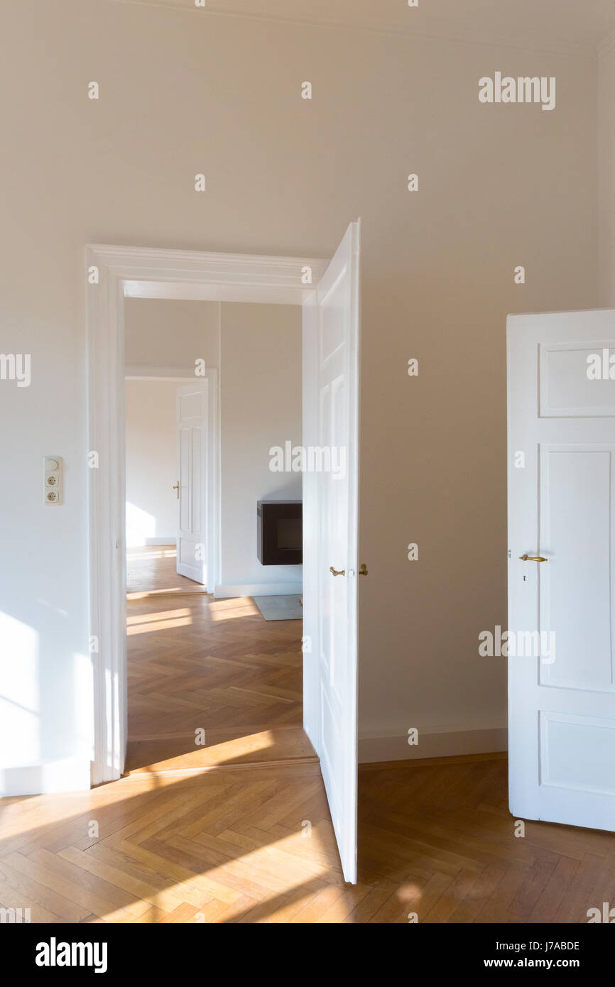 Spazioso appartamento vuoto con parquet a spina di pesce Foto Stock