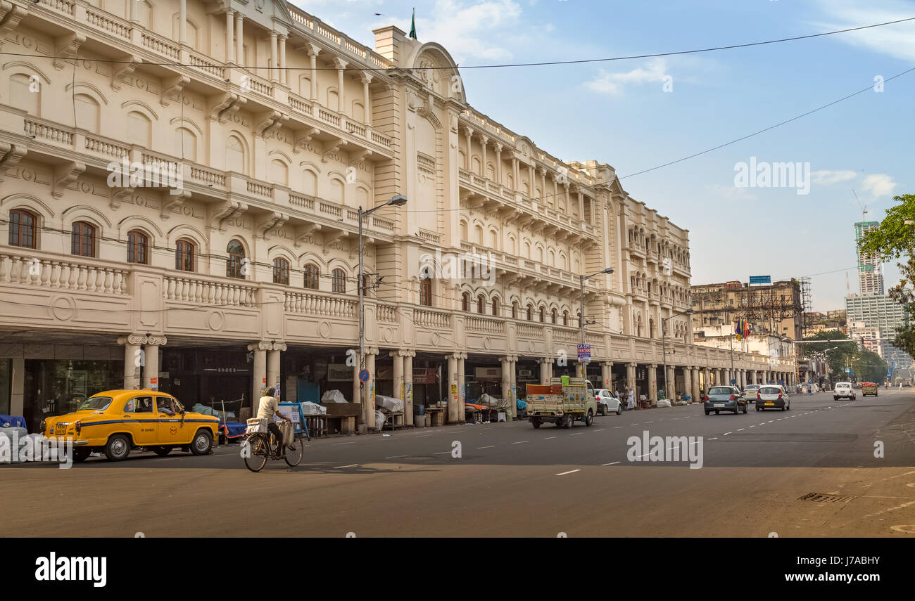 India punti di riferimento della città con i vecchi edifici del patrimonio culturale della città e la strada con la mattina presto il traffico. Foto scattata su importanti città intersezioni stradali di Kolkata. Foto Stock