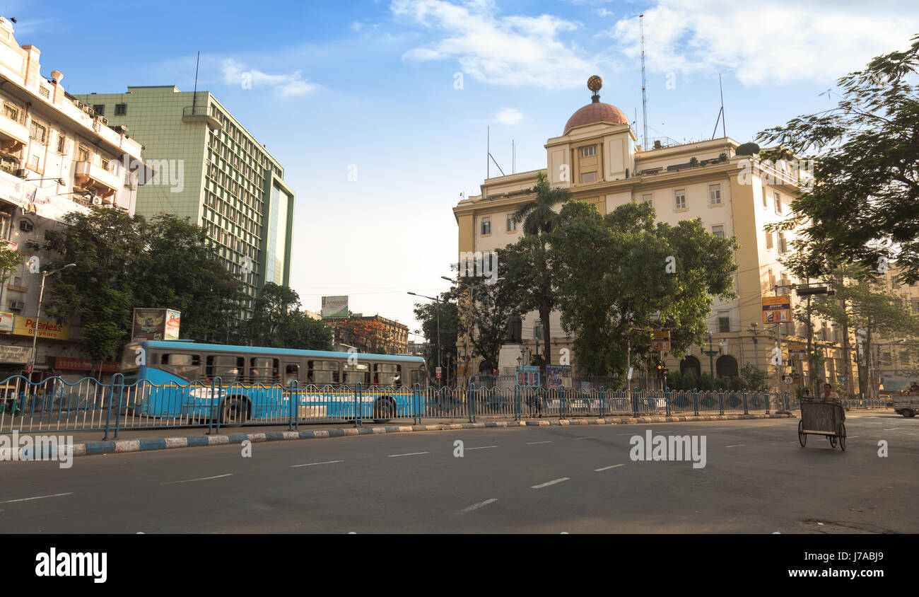 India punti di riferimento della città con i vecchi edifici del patrimonio culturale della città e la strada con la mattina presto il traffico. Foto scattata su importanti città intersezioni stradali di Kolkata. Foto Stock