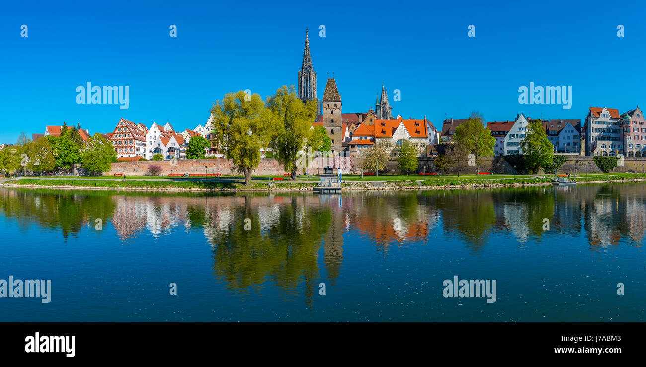 Panorama ueber die Donau nach Ulm mit Ulmer Muenster und Metzgerturm, Baden-Wuerttemberg, Deutschland, Europa Foto Stock