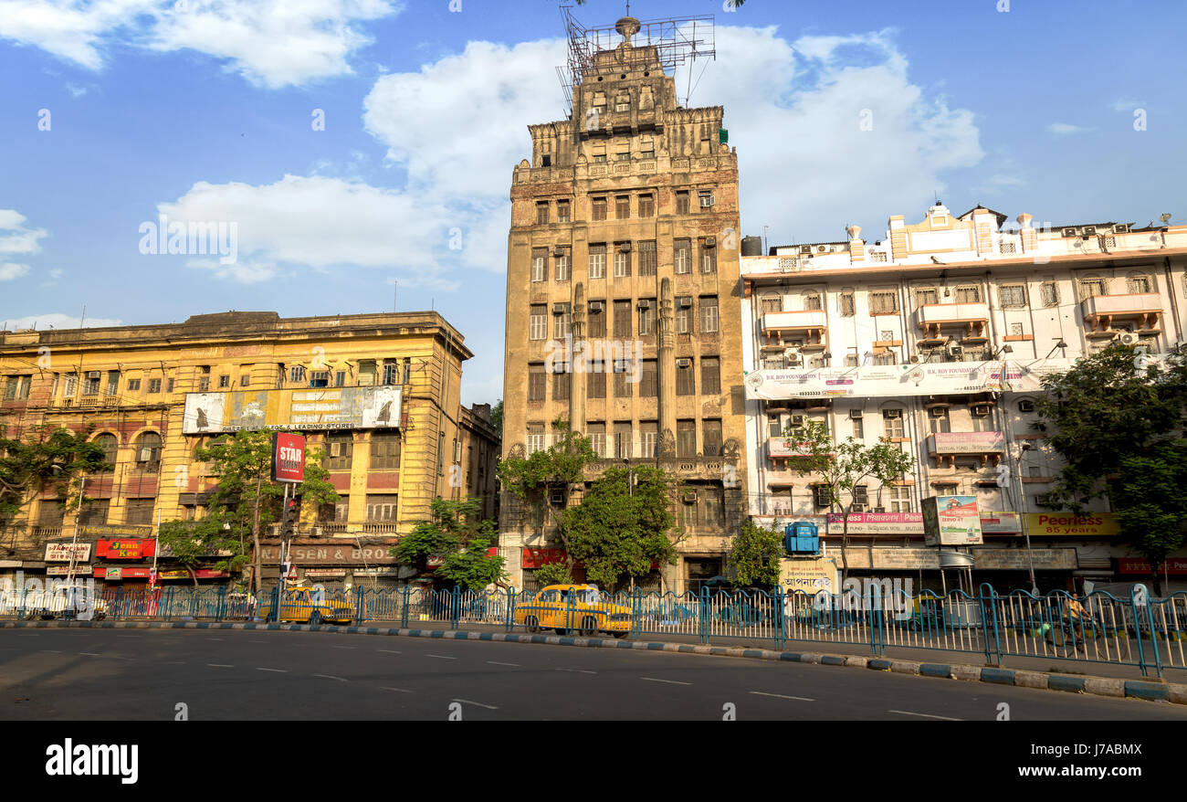 India punti di riferimento della città con i vecchi edifici del patrimonio culturale della città e la strada con la mattina presto il traffico. Foto scattata su importanti città intersezioni stradali di Kolkata. Foto Stock