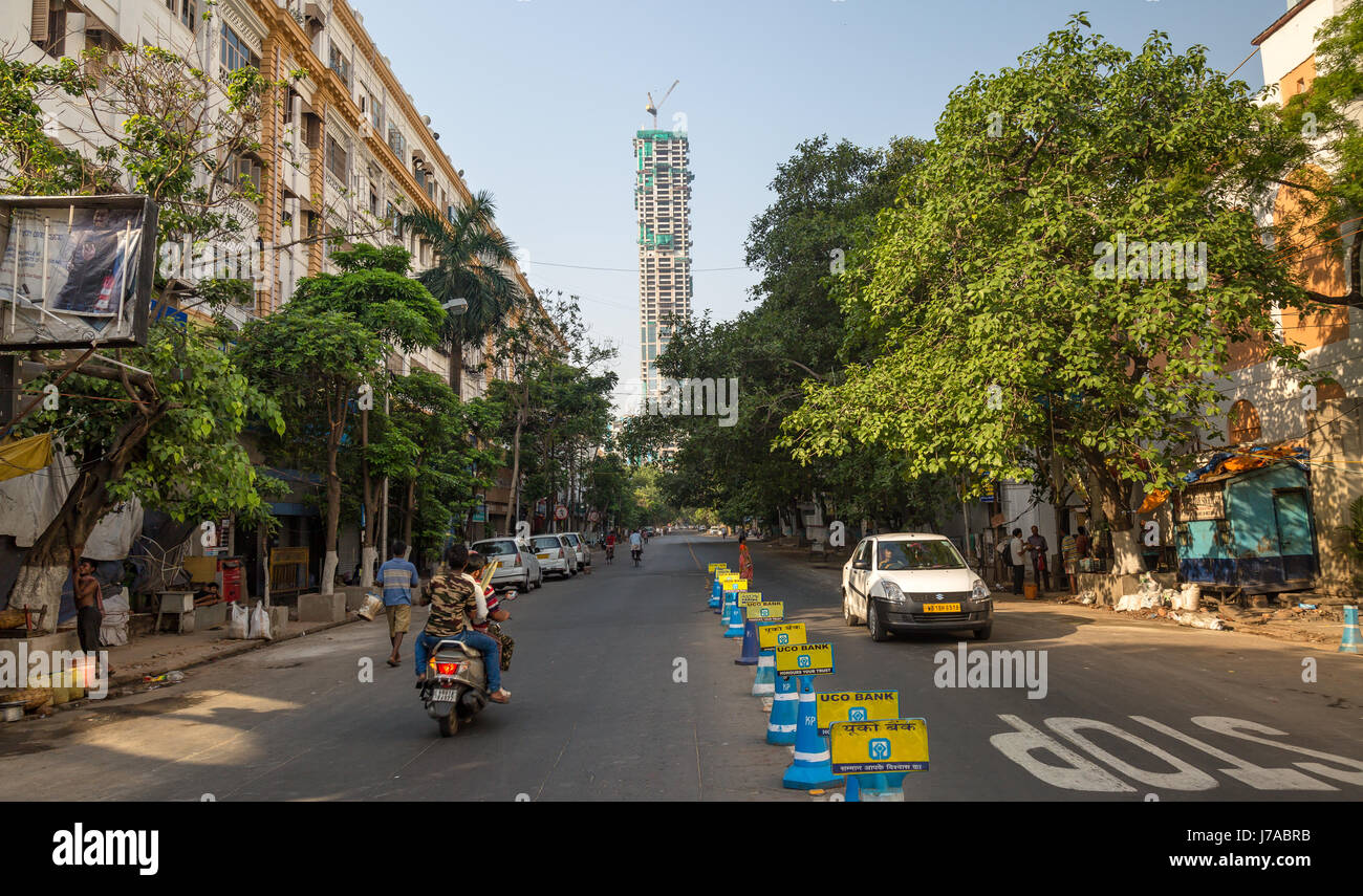 India punti di riferimento della città con i vecchi edifici del patrimonio culturale della città e la strada con la mattina presto il traffico. Foto scattata su importanti città intersezioni stradali di Kolkata. Foto Stock