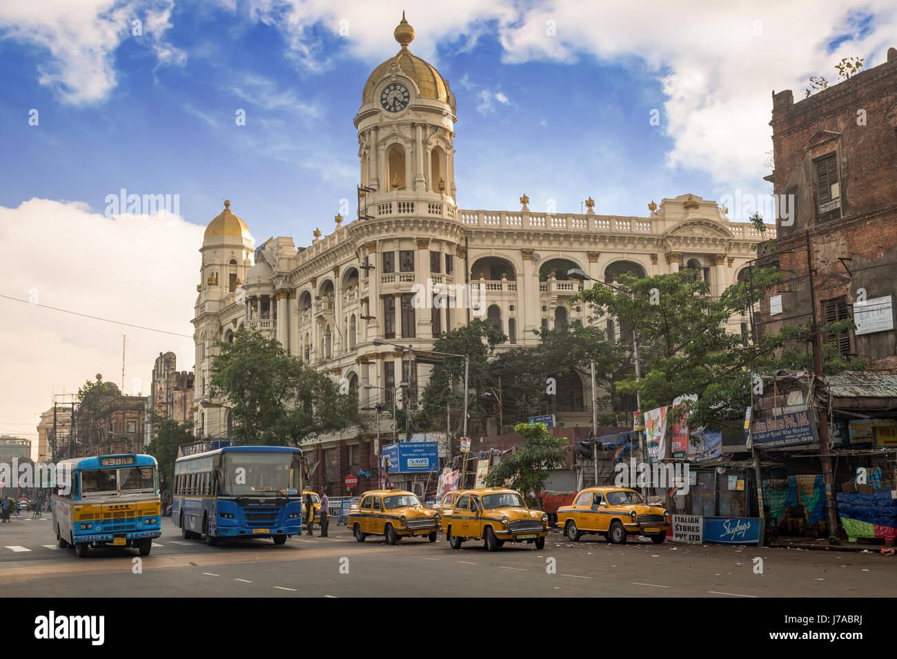 Il traffico della città con autobus e taxi di fronte vintage edificio metropolitano al esplanade il più trafficato della città intersezioni stradali di Kolkata. L'india. Foto Stock