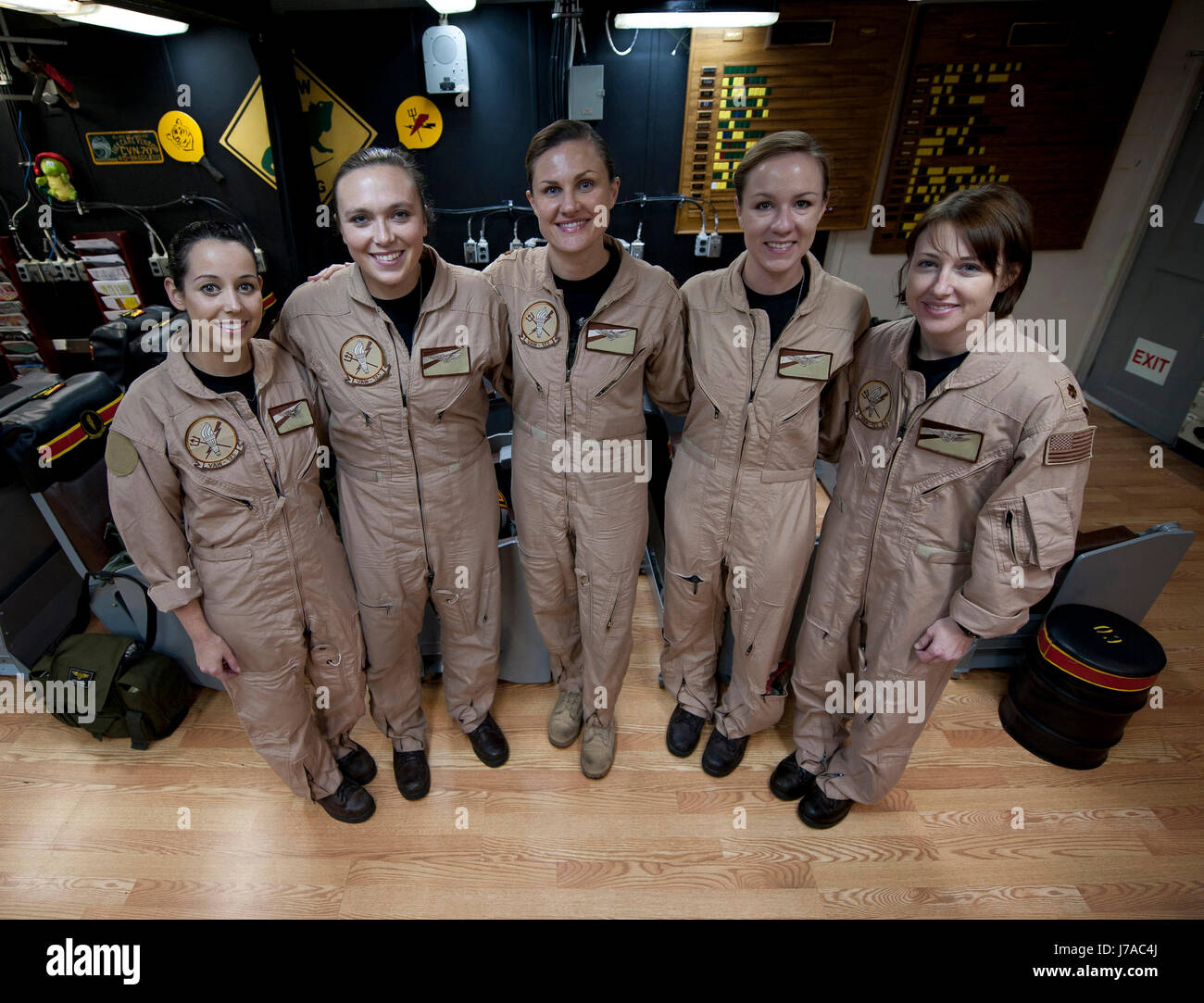 Stati Uniti Navy donne posano per una foto prima di volare il primo tutti femmina equipaggio missione di combattimento. Foto Stock