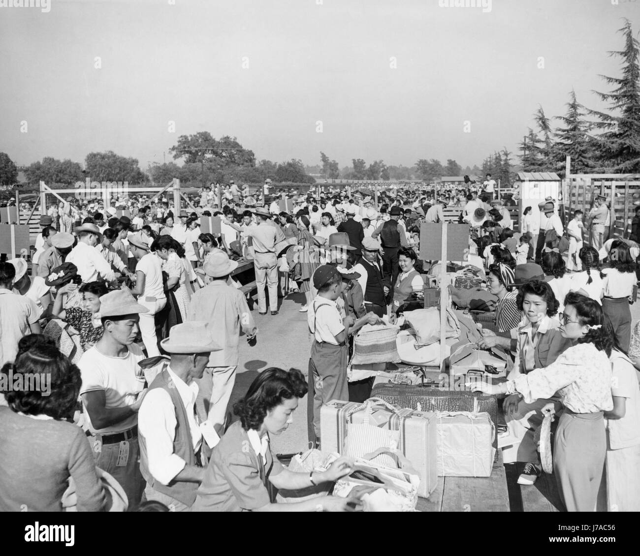 Una trafficata scena di gruppi familiari che identifica il loro bagaglio a mano prima della partenza, 1942. Foto Stock