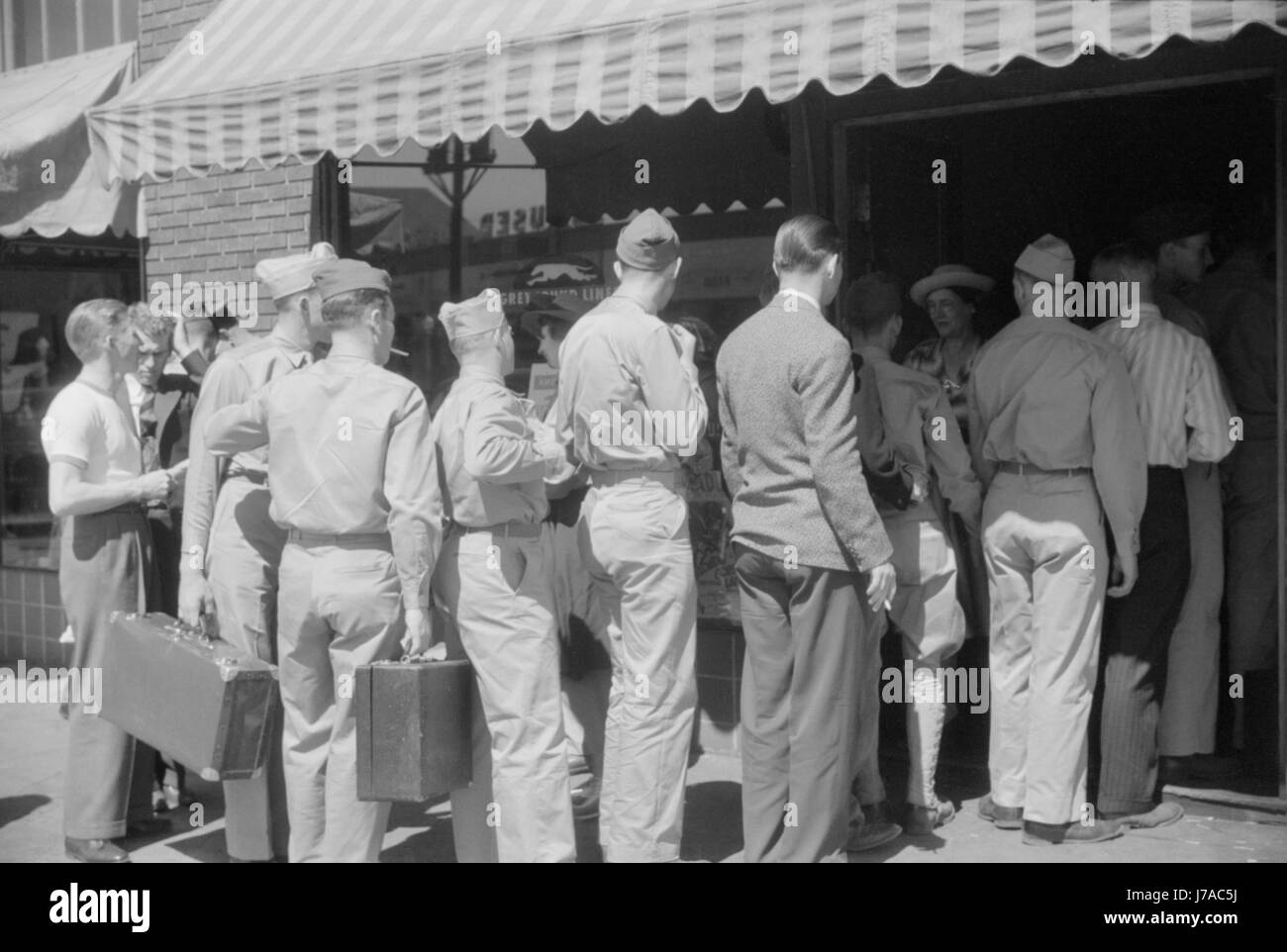 Soldati provenienti da Fort Benning presso il terminal degli autobus a Columbus, Georgia, 1941. Foto Stock