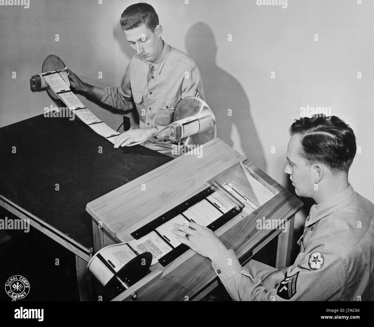 Riproduzione di carta per V-mail microfilm sono ispezionati e quindi tagliato in singole lettere, 1943. Foto Stock