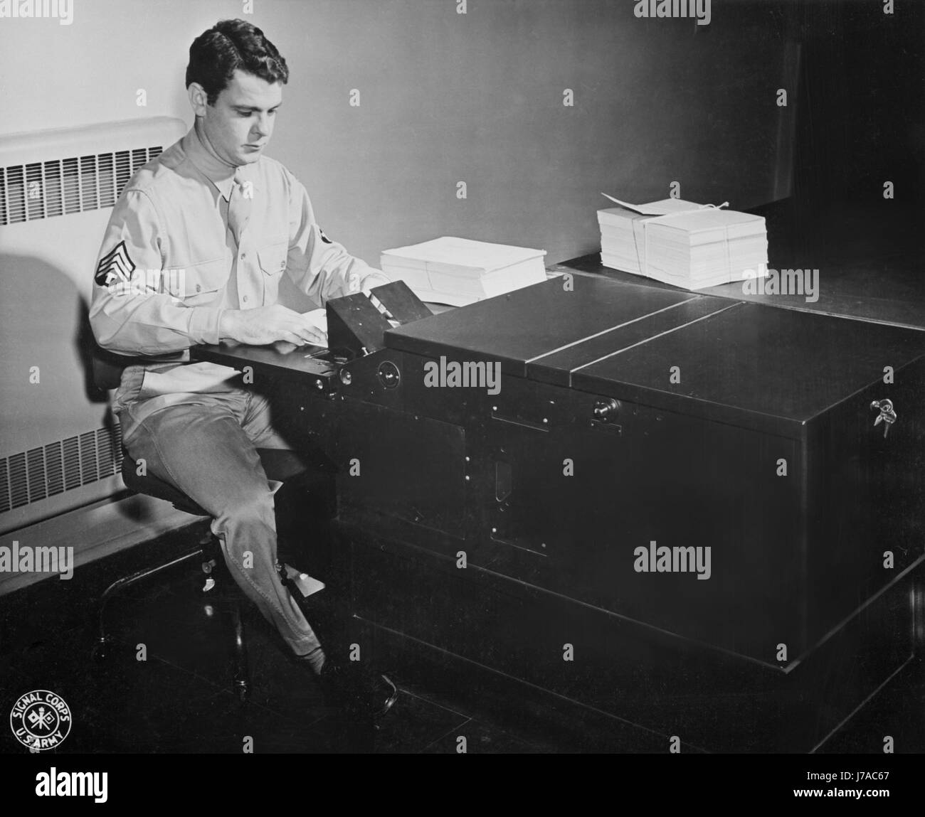 Lettere ai membri delle forze armate d'oltremare sono fotografati su V-mail microfilm, 1943. Foto Stock