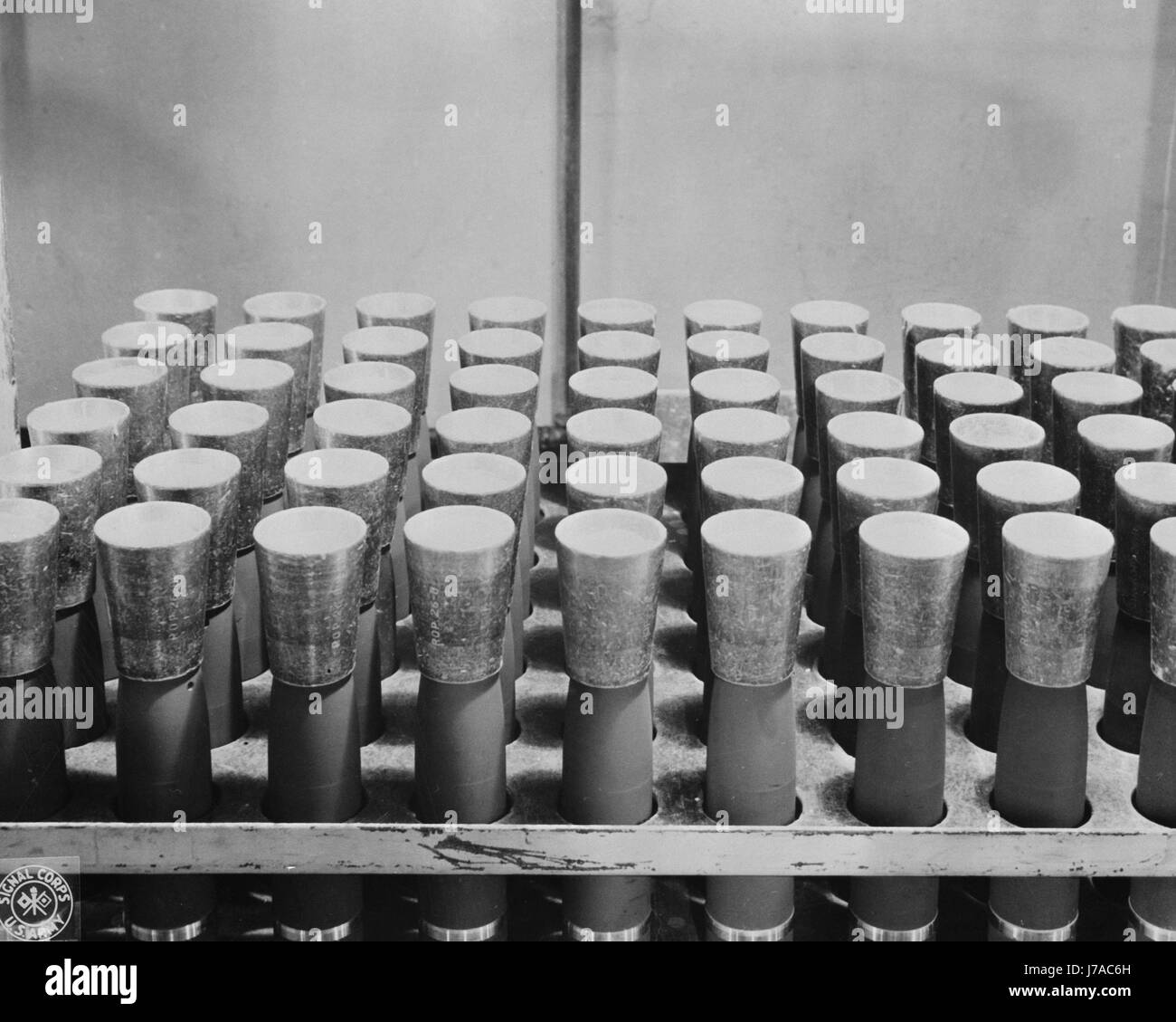 TNT è versata in gusci attraverso questi imbuti su una linea di distribuzione, 1943. Foto Stock