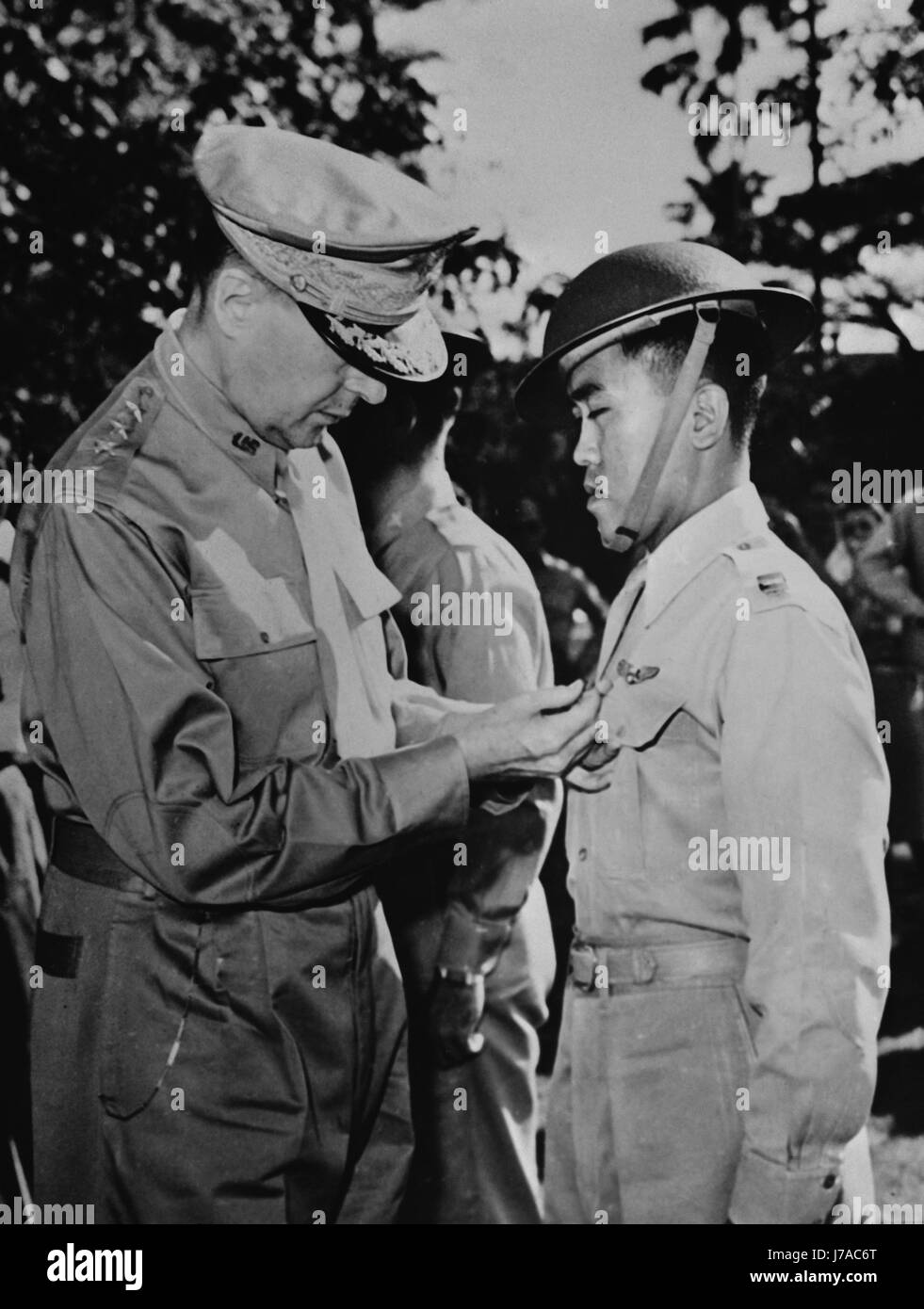 General Douglas MacArthur ripone la traversa di servizio distinto su un filippino Air Force capitano, 1941. Foto Stock