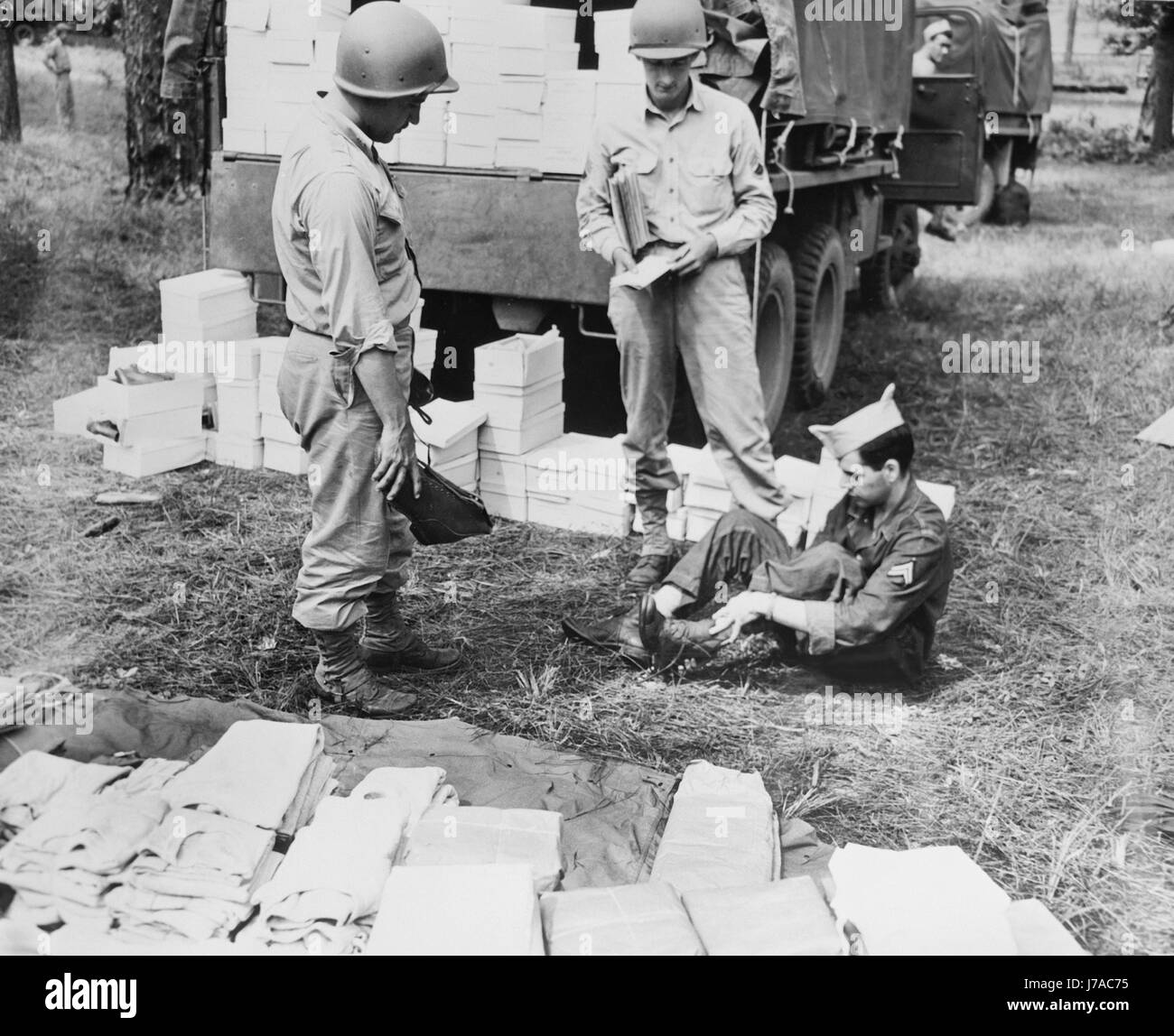 Soldato americano essendo montato per un par di scarpe, circa 1942. Foto Stock