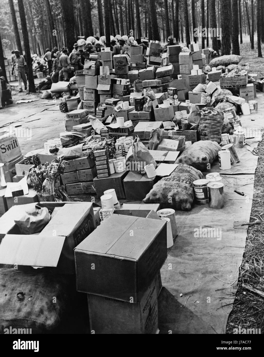 Razioni alimentari prima di essere caricati in camion durante le manovre della Louisiana, circa 1942. Foto Stock