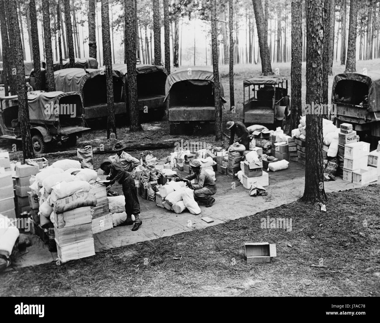 Razioni alimentari vengono controllate prima di essere caricate su camion durante le manovre della Louisiana, circa 1942. Foto Stock