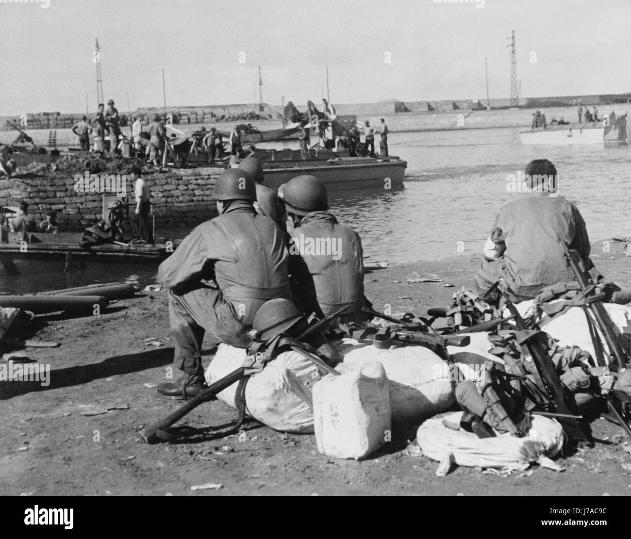 Le truppe degli Stati Uniti di prendere una pausa al porto dopo le operazioni in Fedala, Marocco, circa 1942. Foto Stock