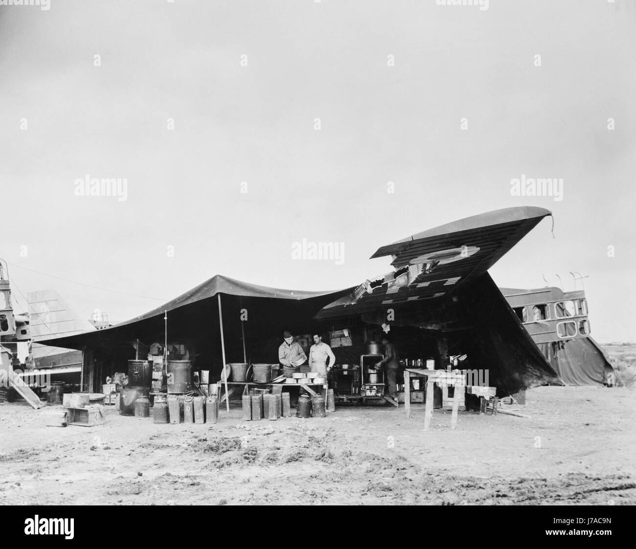 Una task-force americana imposta un pasticcio cucina in Nord Africa da un bombardiere obselete piano, circa 1943. Foto Stock