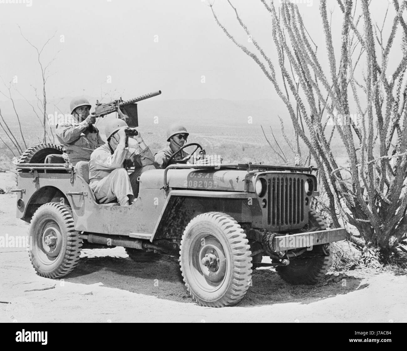 I soldati degli Stati Uniti su una pattuglia di ricognizione nella loro jeep, 1942. Foto Stock